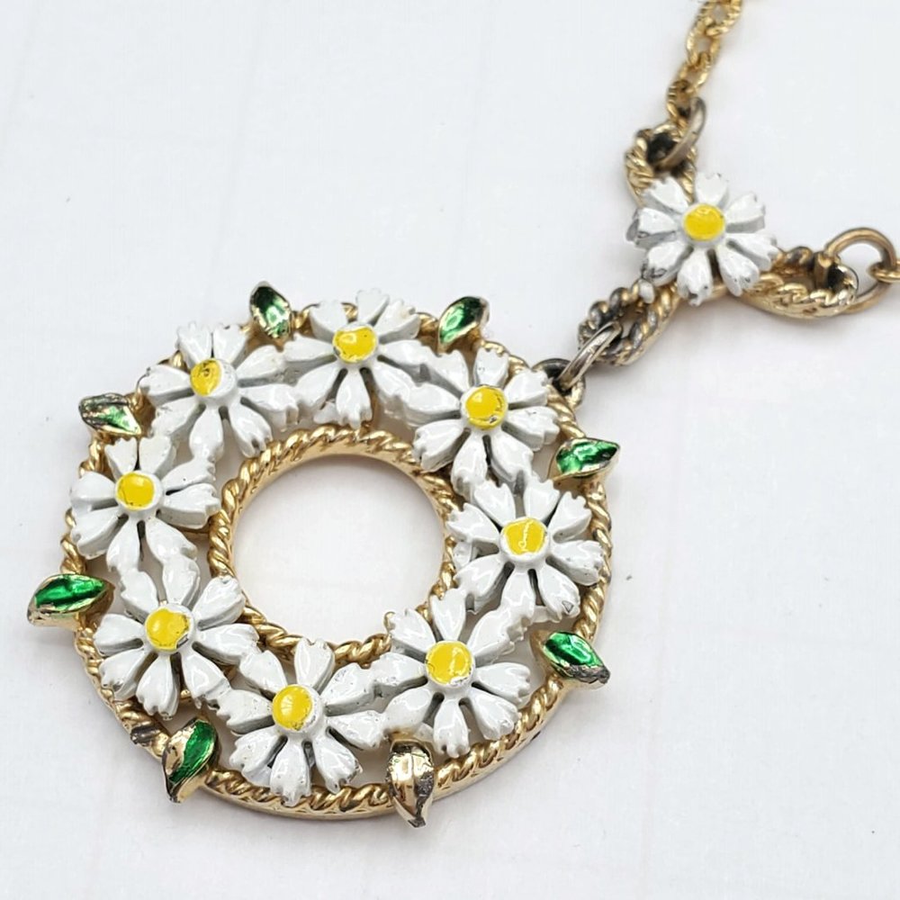 Vintage Enamel Daisy Wreath Pendant Necklace